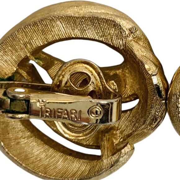 Vintage Crown Trifari Swirl Gold Clip-On Earrings Signed Twisted Knot 7/8" - Picture 6 of 9